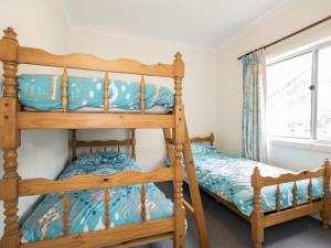 安特兰斯Sea Spray Apartments Unit 4的一间卧室设有两张双层床和一扇窗户。