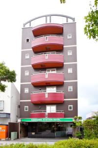 挂川市挂川站酒店的建筑上设有红色的阳台