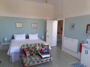 赖德Grantham House的一间卧室配有一张床、一把椅子和枕头