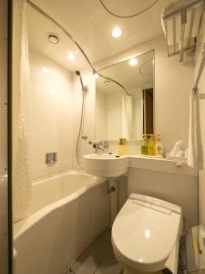 滨松EN HOTEL Hamamatsu的浴室配有卫生间、盥洗盆和浴缸。