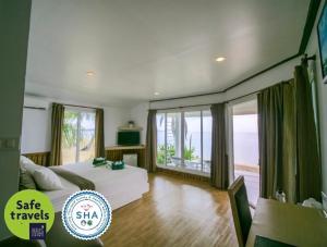 麦岛马卡塔尼度假酒店的一间大卧室,配有一张床和一个大窗户