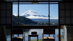 富士河口湖新世纪酒店的透过窗户可欣赏到雪山的景色