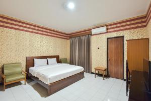 Sekar Ayu Hotel Malioboro Mitra RedDoorz客房内的一张或多张床位