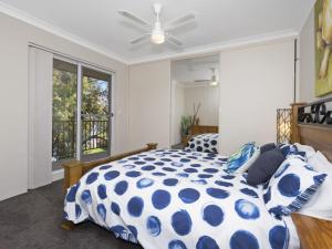 安特兰斯Lakeshore Apartments Unit 6的一间卧室配有一张床和吊扇