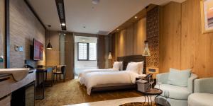 台南夏都城旅安平馆的一间酒店客房 - 带一张床和一间浴室