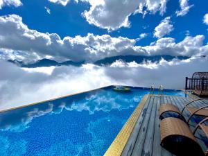 萨帕Pistachio Hotel Sapa的一座蓝天云的游泳池