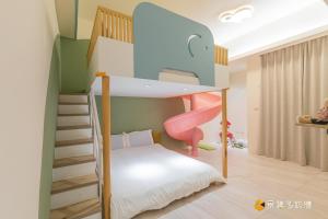 吉安狮子王的家民宿的儿童卧室配有带滑梯的双层床