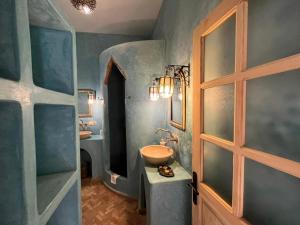 索维拉巴拉丁摩洛哥传统庭院住宅的一间带两个盥洗盆和门的浴室