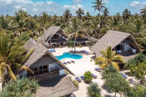 马特姆维Marafiki Beach Hotel & SPA的享有度假村的空中景致,设有游泳池和棕榈树