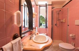 伊斯基亚圣华伦天奴泰尔梅酒店的一间带水槽、淋浴和卫生间的浴室