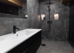 罗瓦涅米Apartment Rovakatu B12的浴室配有白色水槽和淋浴。