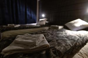 罗瓦涅米Apartment Rovakatu B12的一间设有两张床的客房,床上配有毛巾