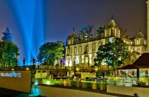 波尔图Pestana Palacio do Freixo, Pousada & National Monument - The Leading Hotels of the World的前面有蓝色的灯光的大建筑