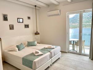 巴利恩Blue Bay Lifestyle - ex Bali Blue Bay的一间带两张床的卧室和一个阳台