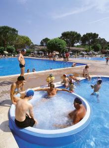 巴多利诺西萨诺露营酒店 - 圣维托的一群人在游泳池玩耍