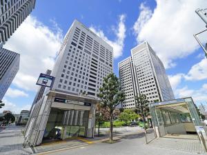 东京LOISIR HOTEL SHINAGAWA SEASIDE的城市中一群高大的建筑
