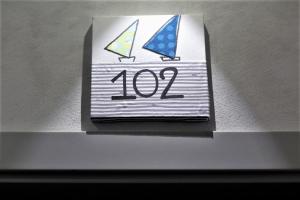 里米尼金叶酒店 的生日蛋糕,上面有帆船