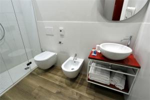 里米尼金叶酒店 的白色的浴室设有水槽和卫生间。