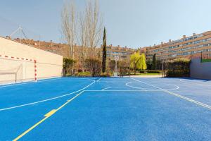 马德里Los Olivos Stylish Apartments in Conde Orgaz Area的停车场内的一个空篮球场