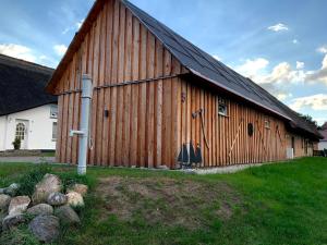 岑平Fewo Fischerhus的黑色屋顶的大型木制谷仓