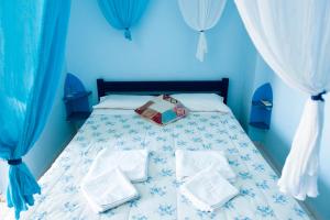 兰特斯多里亚旅馆的蓝色卧室,配有蓝色墙壁的床