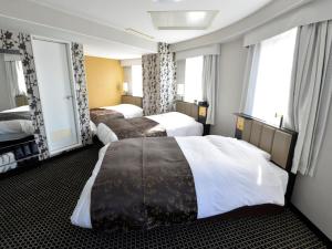 丰桥市APA Hotel Toyohashi-Ekimae的酒店客房带两张床和两个窗户