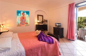 伊斯基亚圣华伦天奴泰尔梅酒店的一间卧室设有一张大床和一个窗户。