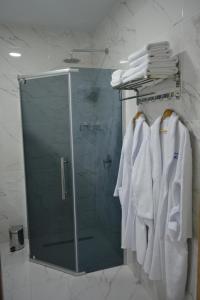 阿克托比Гостиничный комплекс "Коктобе"的浴室提供白色毛巾和淋浴。