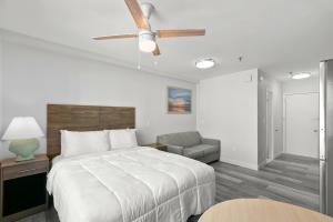 圣徒皮特海滩Grand Shores West的一间卧室配有一张床和吊扇