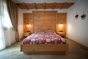 GiustinoAgriturismo Dalla Natura la Salute的一间卧室配有一张大床和木制床头板