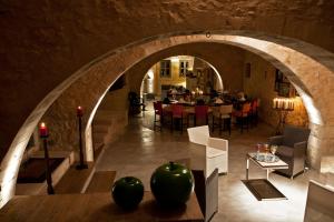 加瓦洛霍里翁Villa Athermigo的餐厅的拱门,桌上有苹果