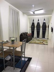 甘孟Homestay AlFaruqi Gambang (2)的客厅配有桌子和沙发