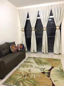 甘孟Homestay AlFaruqi Gambang (2)的带沙发和地毯的客厅