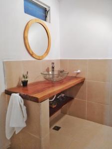 拉博尔萨Cabañas Aires de Montaña的一间带水槽和镜子的浴室