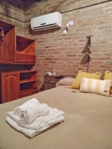 拉博尔萨Cabañas Aires de Montaña的一间卧室配有一张床,床上有毛巾