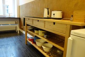 克拉科夫Sebastian Gold的厨房配有带部分家电的台面