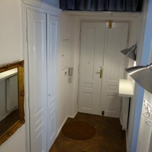 克拉科夫Sebastian Gold的一间设有镜子的房间和一个带白色门的走廊