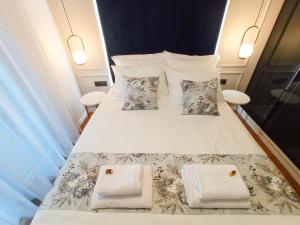 巴尼亚卢卡Premium Apartmani Banja Luka的一间卧室配有带2个枕头的床