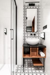 维斯瓦Hotel Vestina的一间带水槽和镜子的浴室