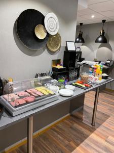 谢莱夫特奥Thunor B&B的自助餐,包括柜台上的肉类和其他食物