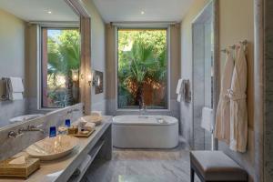 马拉喀什The Oberoi Marrakech的带浴缸的浴室和大窗户