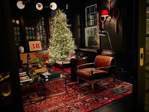 堪萨斯城The Truitt的客厅配有圣诞树和椅子
