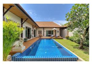 Villa Isadora, Nai Harn stylish pool villa内部或周边的泳池