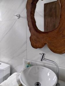 莫雷蒂斯Armazém do Porto, Chalé Azaléia的浴室设有白色水槽和镜子
