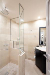 巴黎圣路易皮嘉尔酒店的带淋浴和盥洗盆的浴室