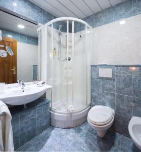 伊夫雷亚La Villa - Sure Hotel Collection by Best Western的带淋浴、卫生间和盥洗盆的浴室