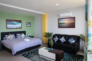 HilibotodaneGrace Wave Resort的一间卧室配有一张床和一张沙发
