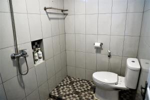 HilibotodaneGrace Wave Resort的一间带卫生间和淋浴的小浴室