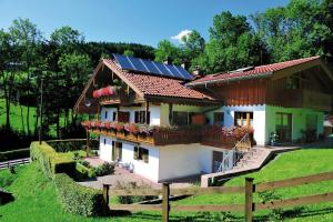 贝希特斯加登Haus Vogl的屋顶上设有太阳能电池板的房子