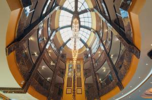 利雅德Golden Ship Hotel的从带玻璃天花板的建筑的顶层欣赏美景